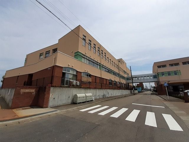 近くの裏館小学校まで700m(徒歩9分)
