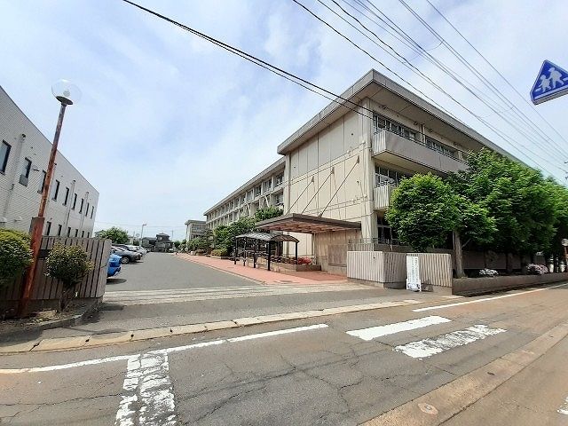 近くの三条第三中学校まで600m(徒歩8分)