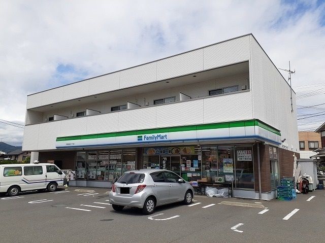 近くのファミリーマート高森3丁目店まで550m(徒歩7分)