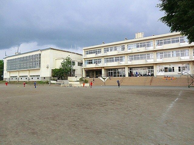 近くの伊勢原市立成瀬小学校まで75m(徒歩1分)