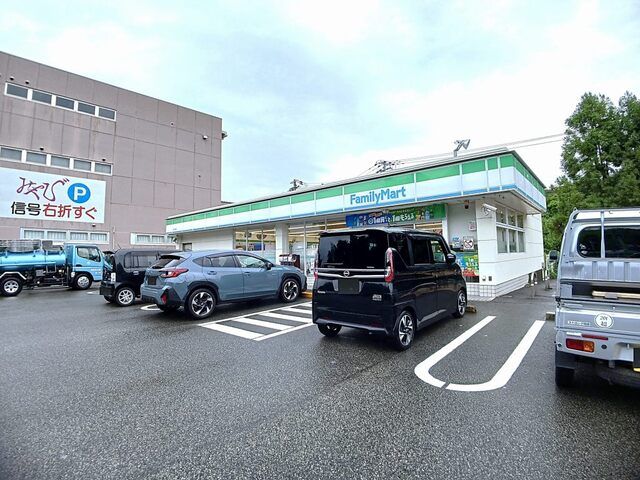 近くのファミリーマート田辺田鶴店様まで550m(徒歩7分)
