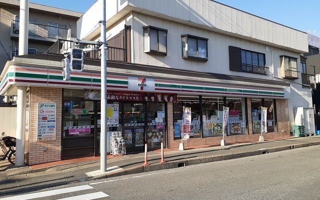 近くのセブンイレブン市川本塩店まで700m(徒歩9分)