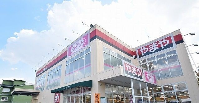 近くのダイソーやまや小曽根店まで350m(徒歩5分)
