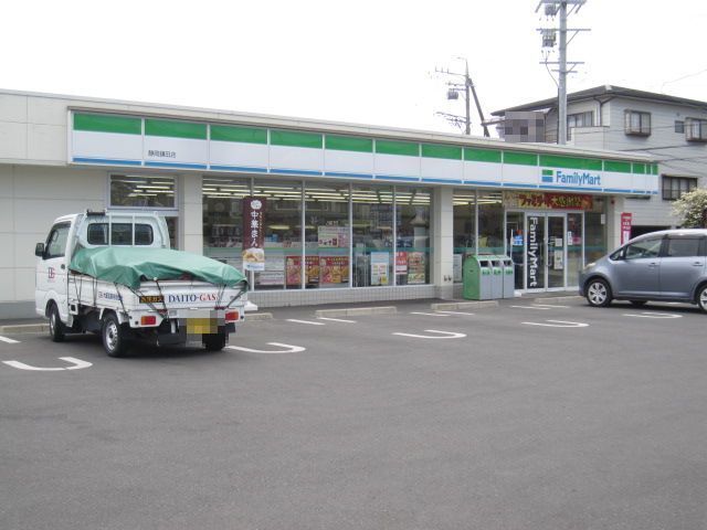 近くのファミリーマートまで700m（徒歩9分）