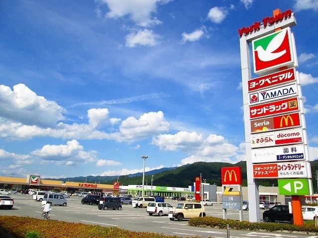 近くのヨークタウンまで2,200m(徒歩28分)