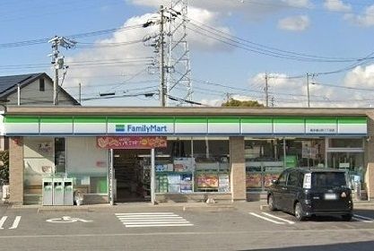 近くのファミリーマート本郷店まで500m（徒歩7分）