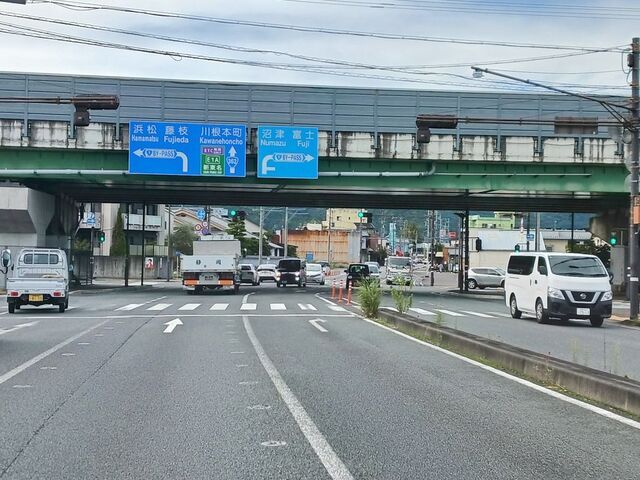 近くの静清バイパス羽鳥ICまで500m（徒歩7分）