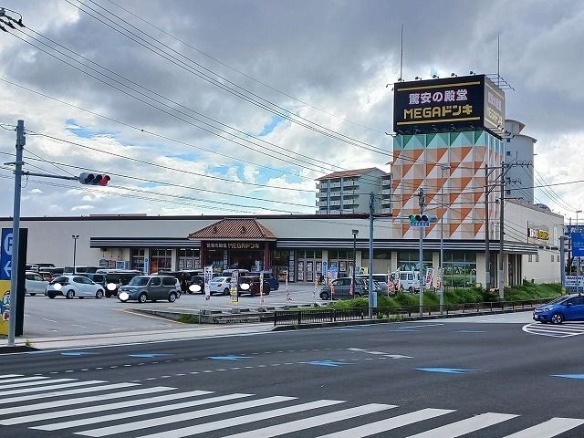 近くのメガドンキ名護店まで1,100m（徒歩14分）