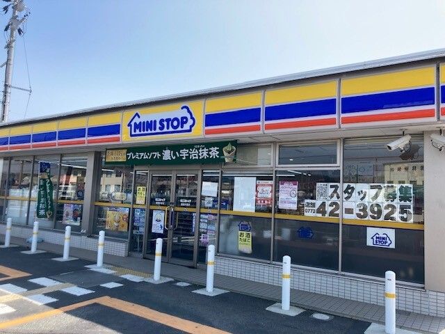 近くのミニストップ 綾部井倉店まで750m（徒歩10分）