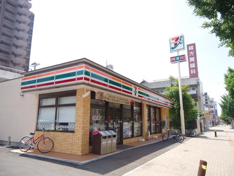 近くのセブン-イレブン久留米荘島町店まで302m（徒歩4分）