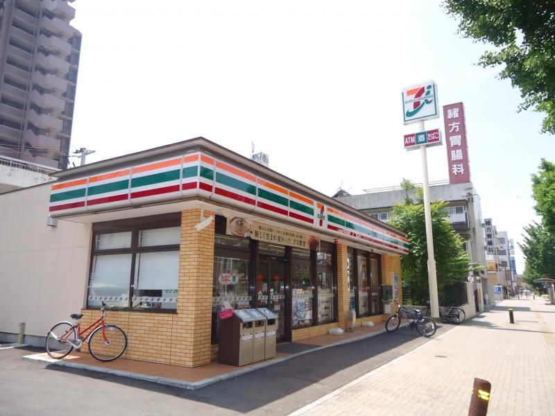 近くのコンビニまで673m（徒歩9分）