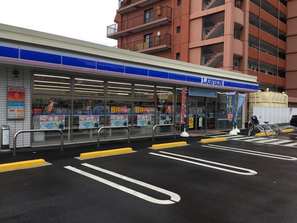 近くのコンビニまで522m（徒歩7分）