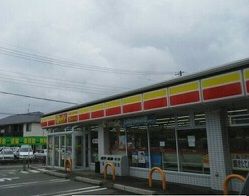 近くのコンビニまで450m（徒歩6分）