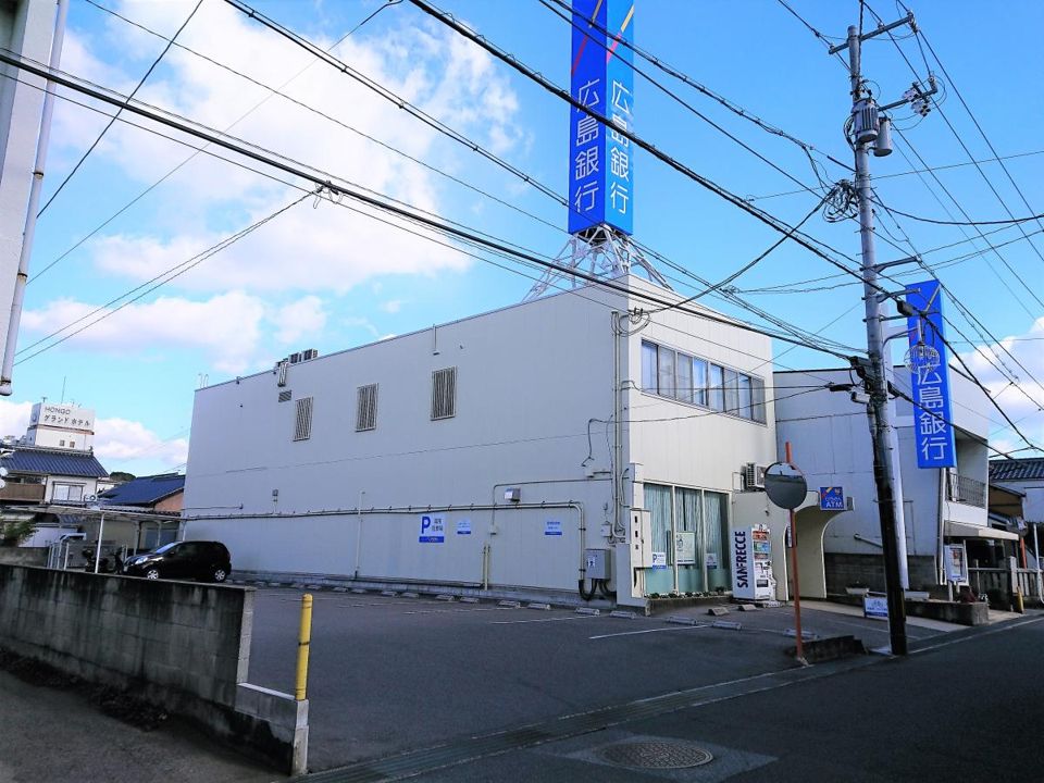 近くの銀行まで1,952m（徒歩25分）