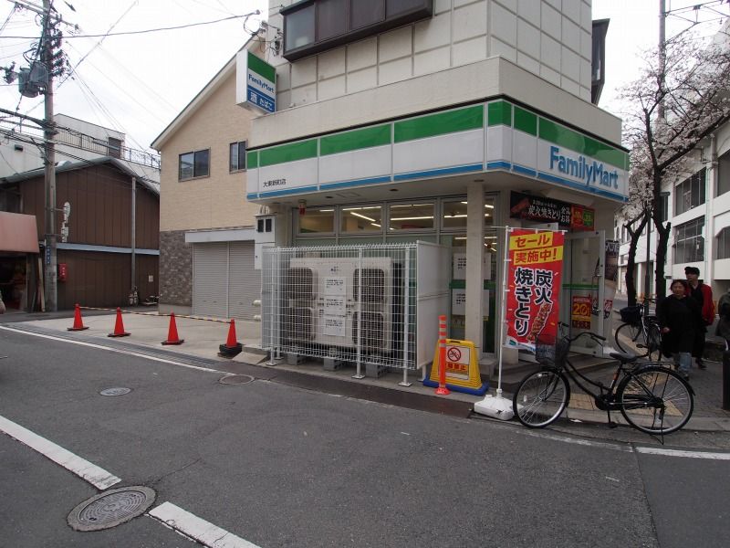 近くのファミリーマートまで360m（徒歩5分）