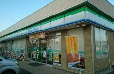 近くのファミリーマート新潟鐙三丁目店まで141m(徒歩2分)