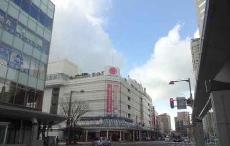 近くの新潟三越まで750m（徒歩10分）