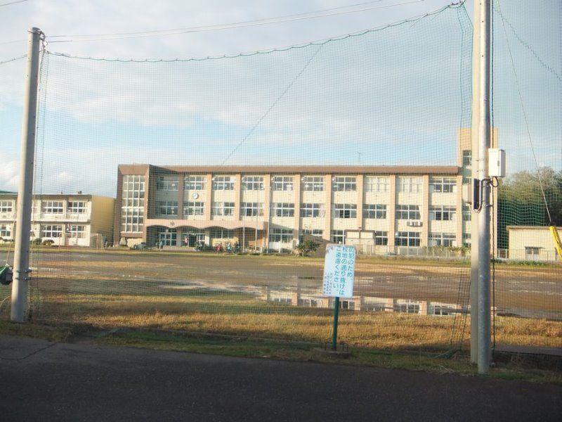 近くの上越市立国府小学校まで1,400m(徒歩18分)