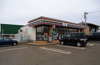 近くのコンビニまで685m（徒歩9分）