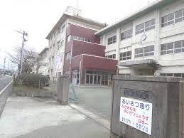 近くの八女市立長峰小学校まで1,181m（徒歩15分）