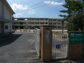 近くの小学校まで217m（徒歩3分）