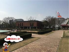 近くの久留米市立中央図書館まで909m(徒歩12分)