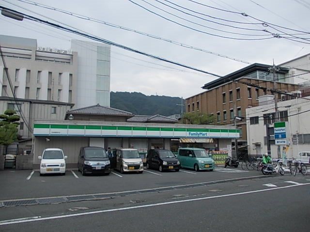 近くのファミリーマート四条畷まで1,000m（徒歩13分）