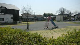 近くの目の前に幼児が遊べる遊具とチョット休めるベンチのある稲荷前公まで10m(徒歩1分)