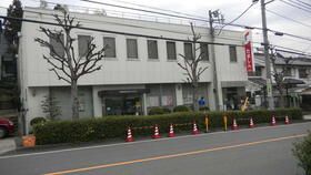 近くの多摩信用金庫の150m手前に郵便局もあります。まで1,208m(徒歩16分)