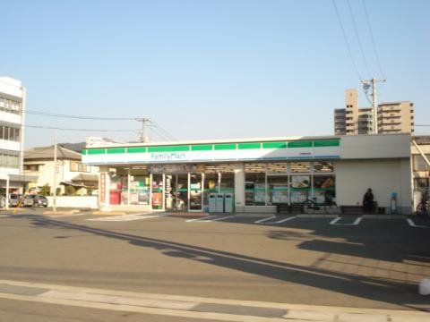 近くのコンビニまで451m（徒歩6分）