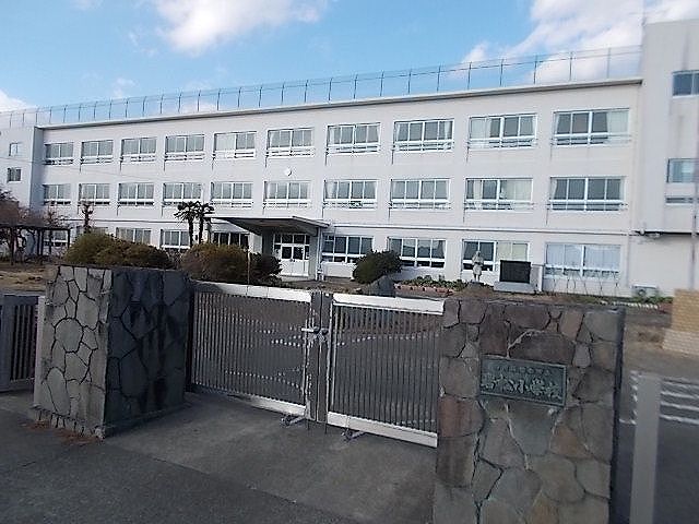 近くの岩松小学校まで600m（徒歩8分）