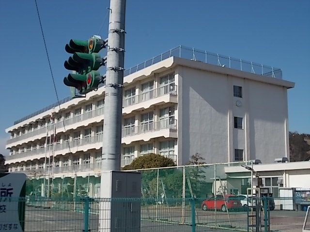 近くの岩松中学校まで1,000m（徒歩13分）