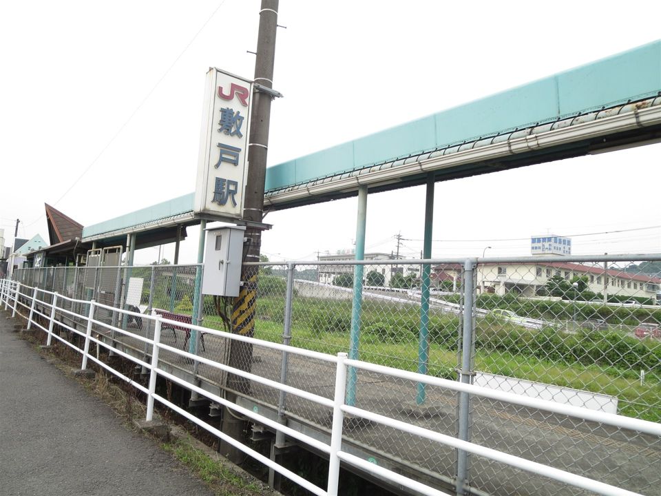 近くの施設まで1,600m（徒歩20分）