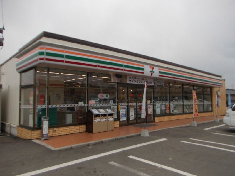 近くのセブン-イレブン大分松岡店まで661m（徒歩9分）
