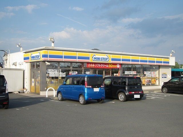 近くのコンビニまで1,024m（徒歩13分）