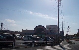 近くのドミー飯村店まで579m(徒歩8分)