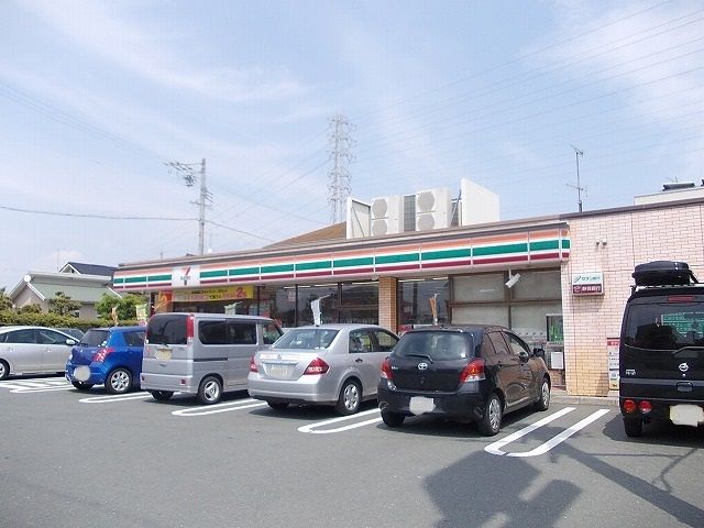 近くのコンビニまで402m（徒歩6分）
