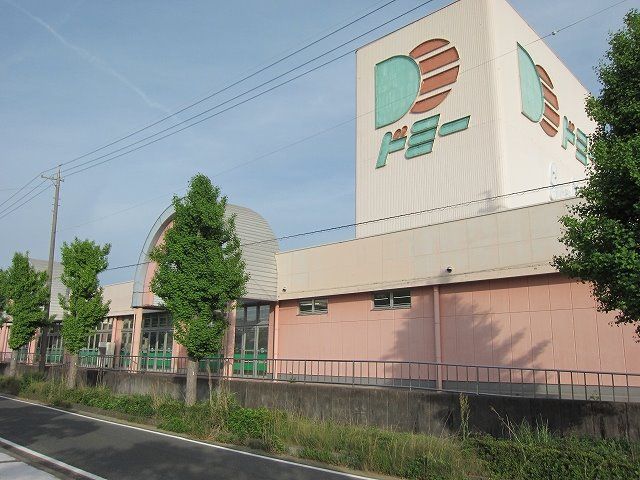 近くのドミー飯村店まで1,266m（徒歩16分）