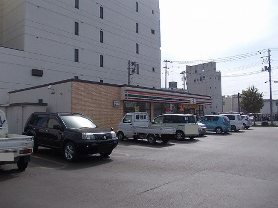 近くのコンビニまで100m（徒歩2分）