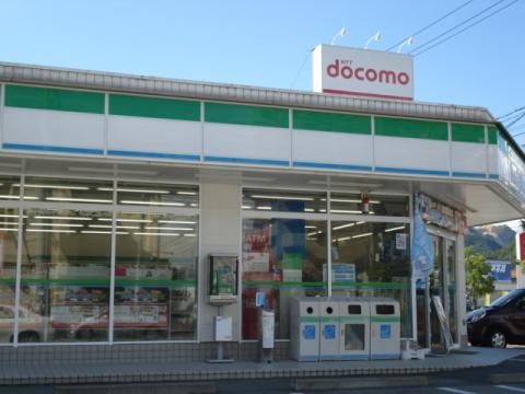 近くのファミリーマート三原宮浦店まで483m（徒歩7分）