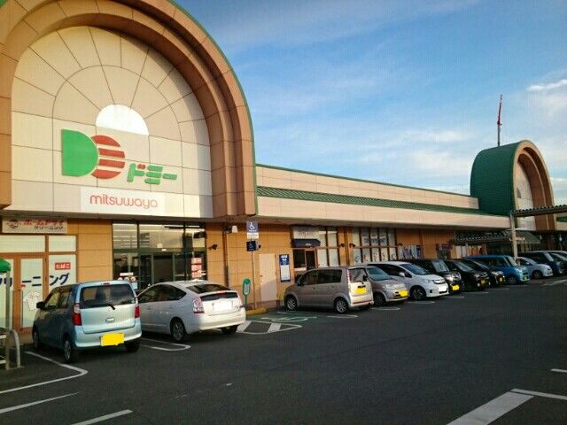 近くのドミー小坂井店まで895m（徒歩12分）