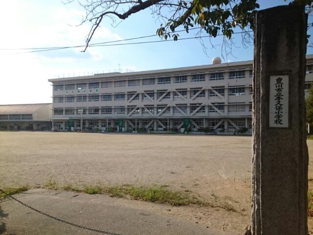 近くの豊川市立牛久保小学校まで845m（徒歩11分）