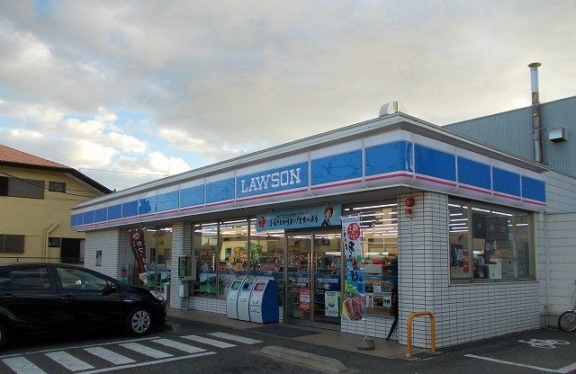 近くのコンビニまで695m（徒歩9分）