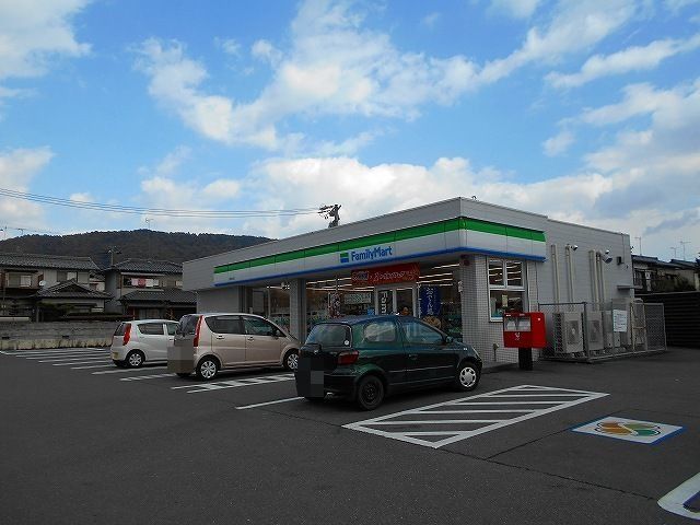 近くのファミリーマート岐阜中店まで917m(徒歩12分)
