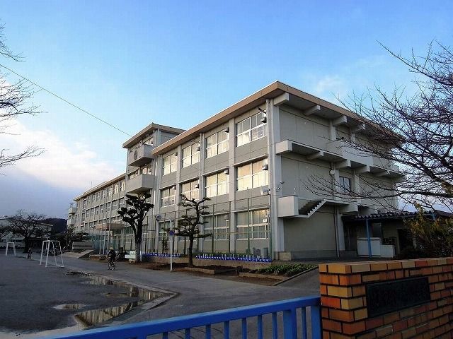 近くの岐阜市立西郷小学校まで821m(徒歩11分)