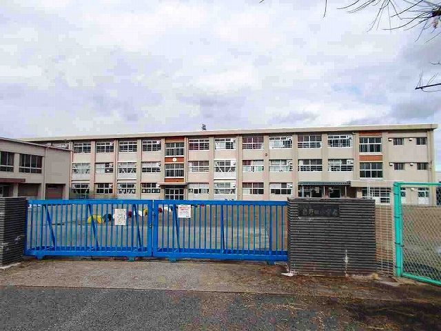 近くの岐阜市立岩野田小学校まで461m（徒歩6分）