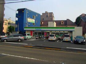 近くのファミリーマート八王子いちょうホール通り店まで240m(徒歩3分)