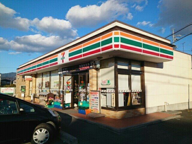 近くのセブン‐イレブン 豊川三蔵子町店まで95m（徒歩2分）