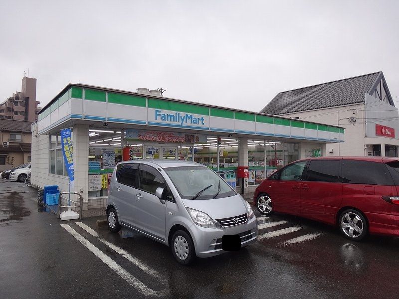 近くのファミリーマート小牧間々観音前店まで511m(徒歩7分)