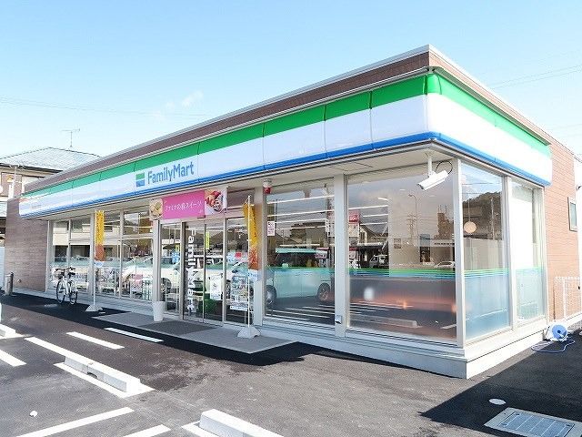 近くのファミリーマート岐阜長良公園前店まで563m（徒歩8分）